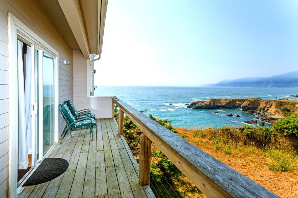 Cozy Oceanview! Hot Tub! Oceanfront! Shelter Cove, CA photo 1