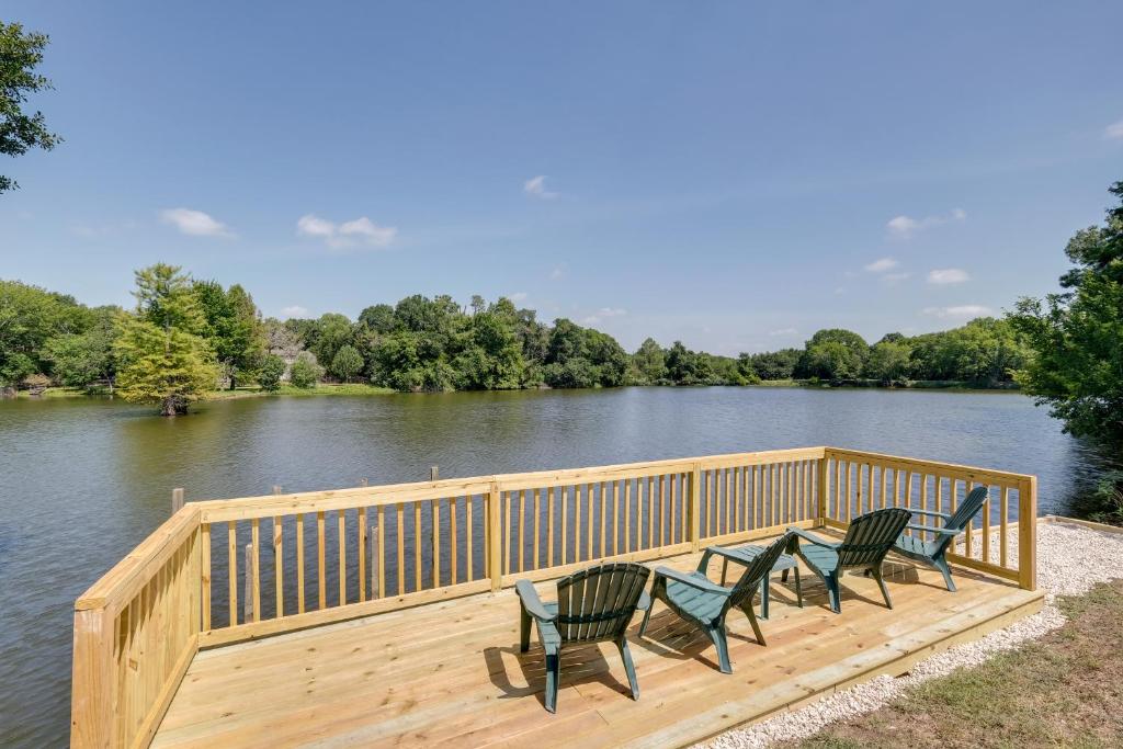 Lakefront College Station Home Near Texas AandM! photo 1