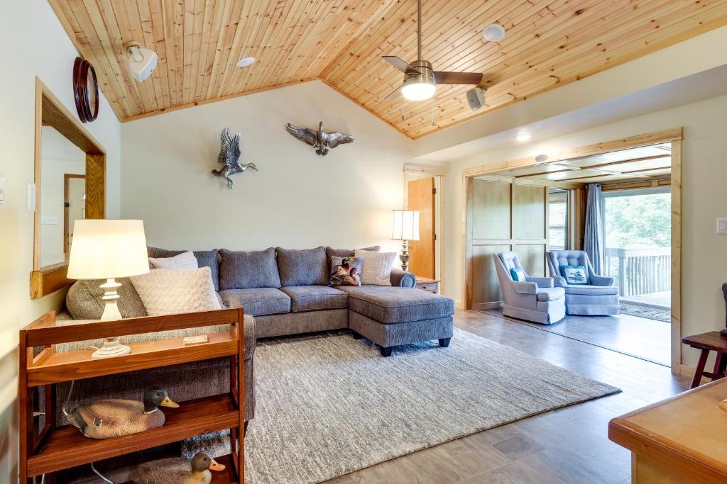 Lakefront College Station Home Near Texas AandM! photo 3