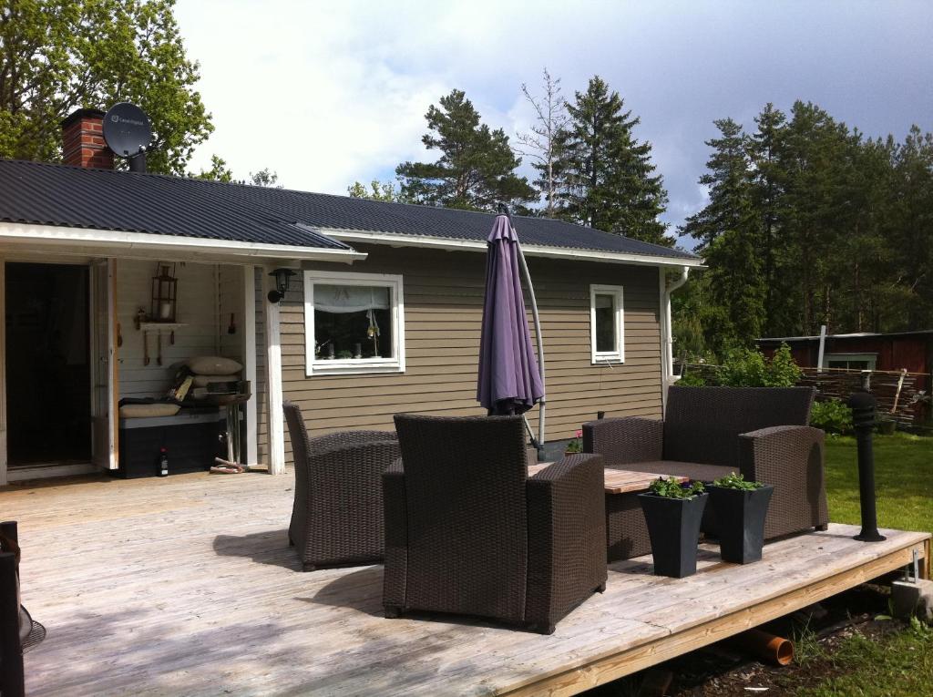 Cozy and Private 3-Bed House with bath Roslagen