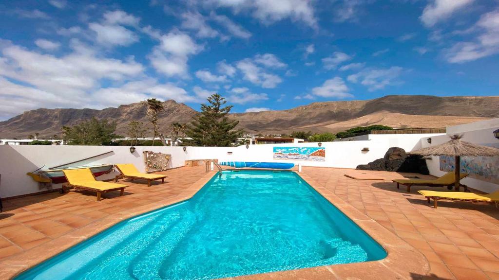 Bungalow Allende Famara con piscina privada y AC photo 1