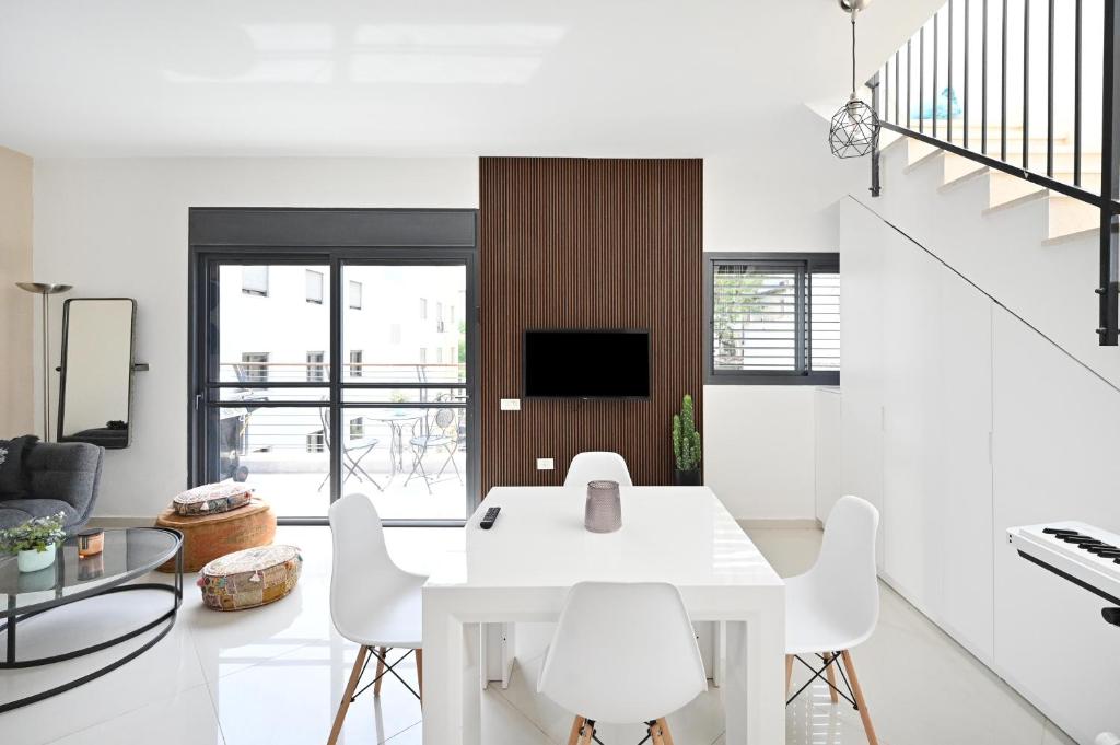 Modern 3BR Duplex near BograshovBeach by HolyGuest photo 1