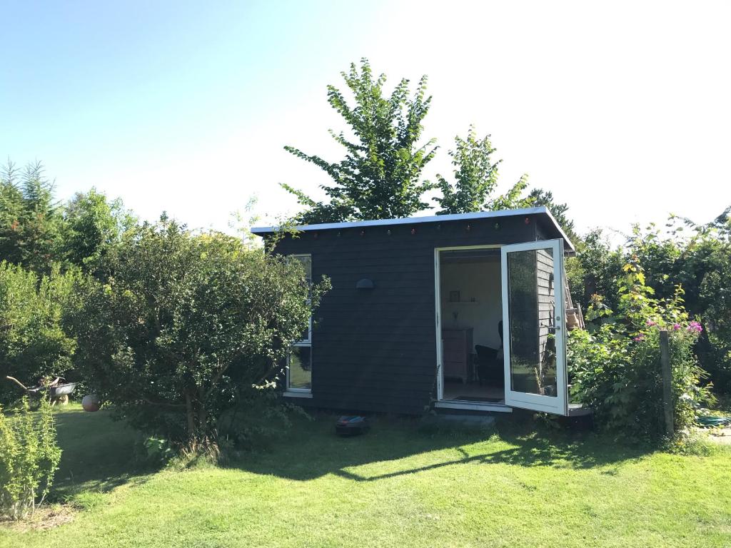 Cutest annex - close to Heatherhill and sea :-) photo 1
