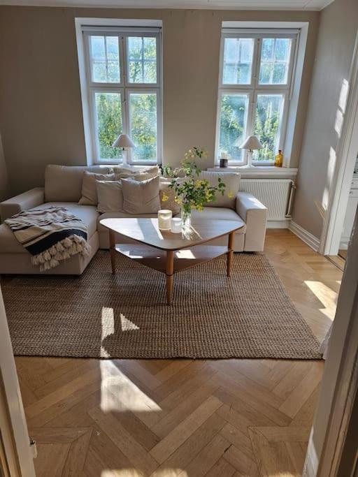 Lärarinnabostad i vacker byskola photo 1