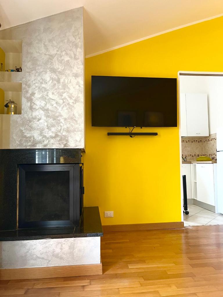 Yellow House photo 2