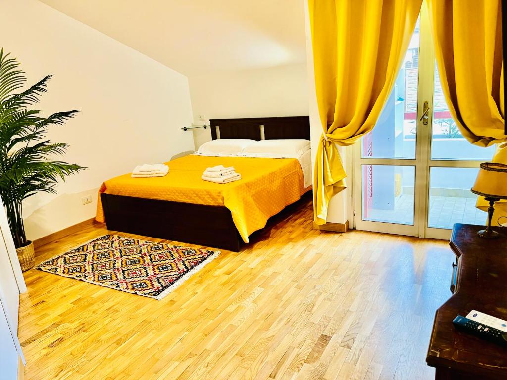 Yellow House photo 4