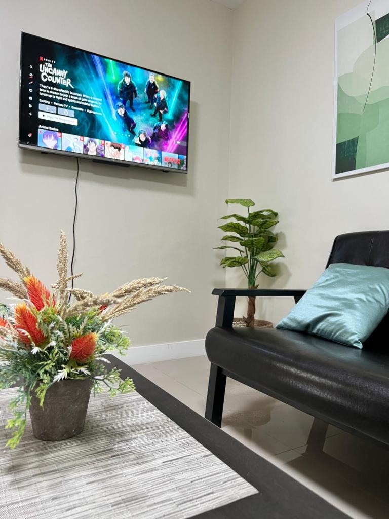 Spacious Condo with Overlooking View photo 4