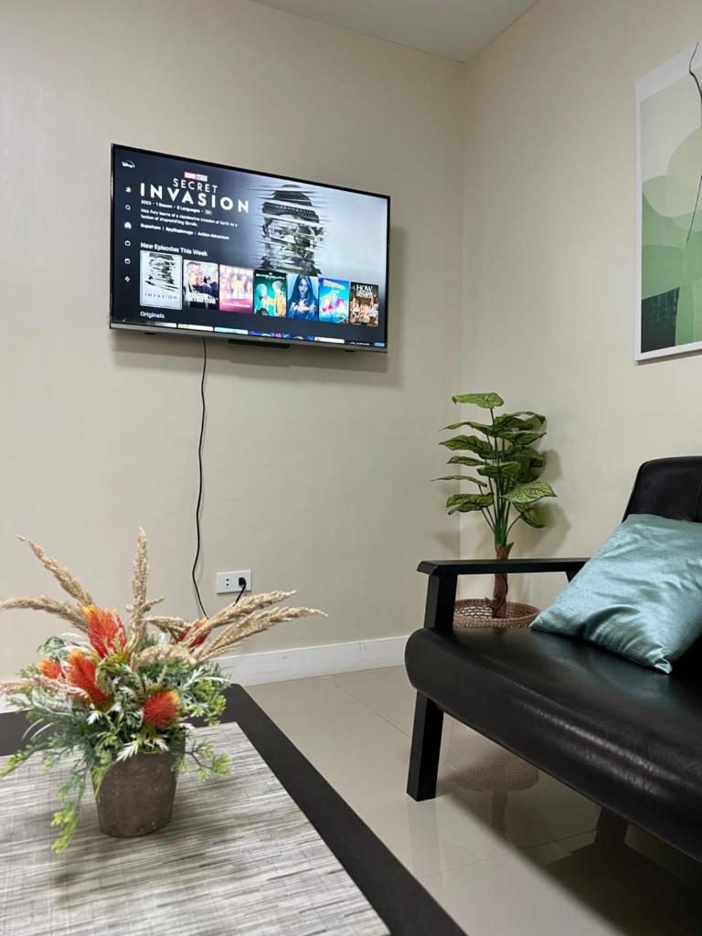 Spacious Condo with Overlooking View photo 3