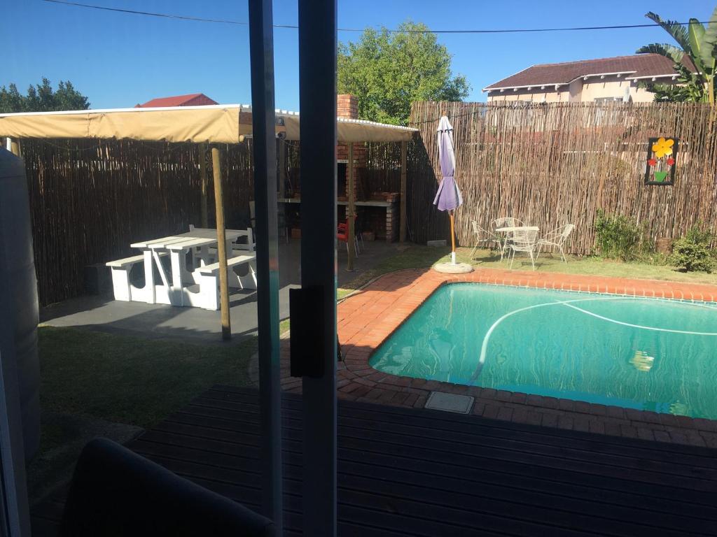 ON THE ROCK Pool Room photo 4