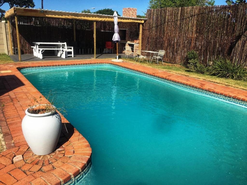 ON THE ROCK Pool Room