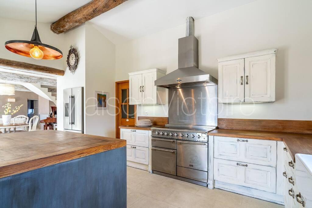 Bastide-style property with pool and grape vines photo 3