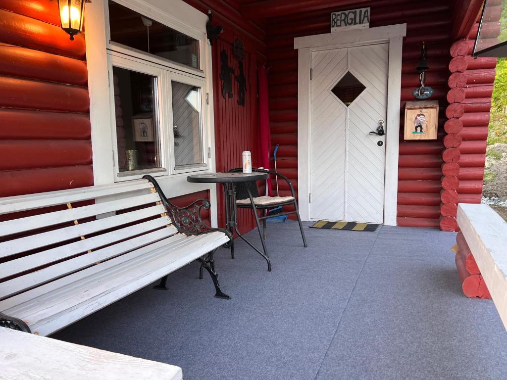 Cozy and spacious cabin photo 2