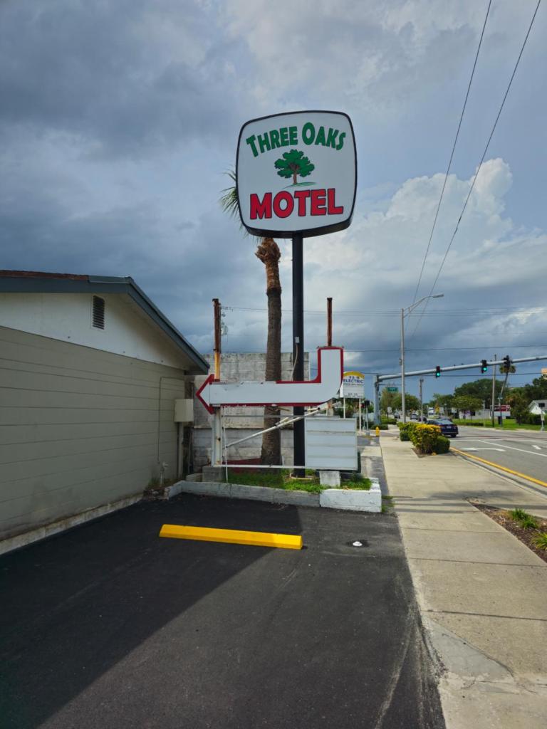 Three Oaks Motel image