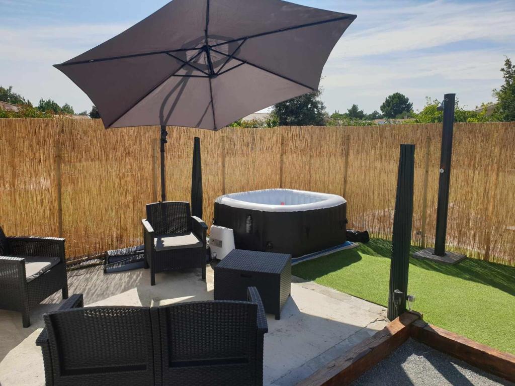 Beau logement avec terrasse, jacuzzi et terrain de pétanque privatif à 5 minutes de la plage