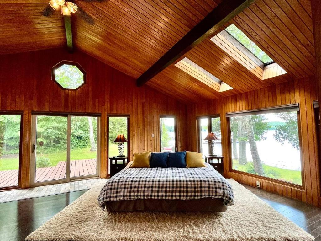 Dreamy Family Oasis ~ Lake Access ~ Games ~Skiing~Snowmobiling~Winter and Summer Activities photo 3