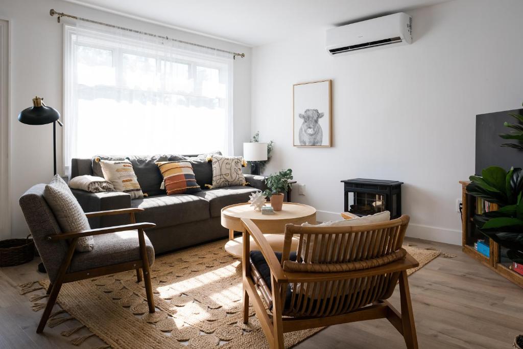 The Darcie House - cozy, pet-friendly home in PEC photo 2