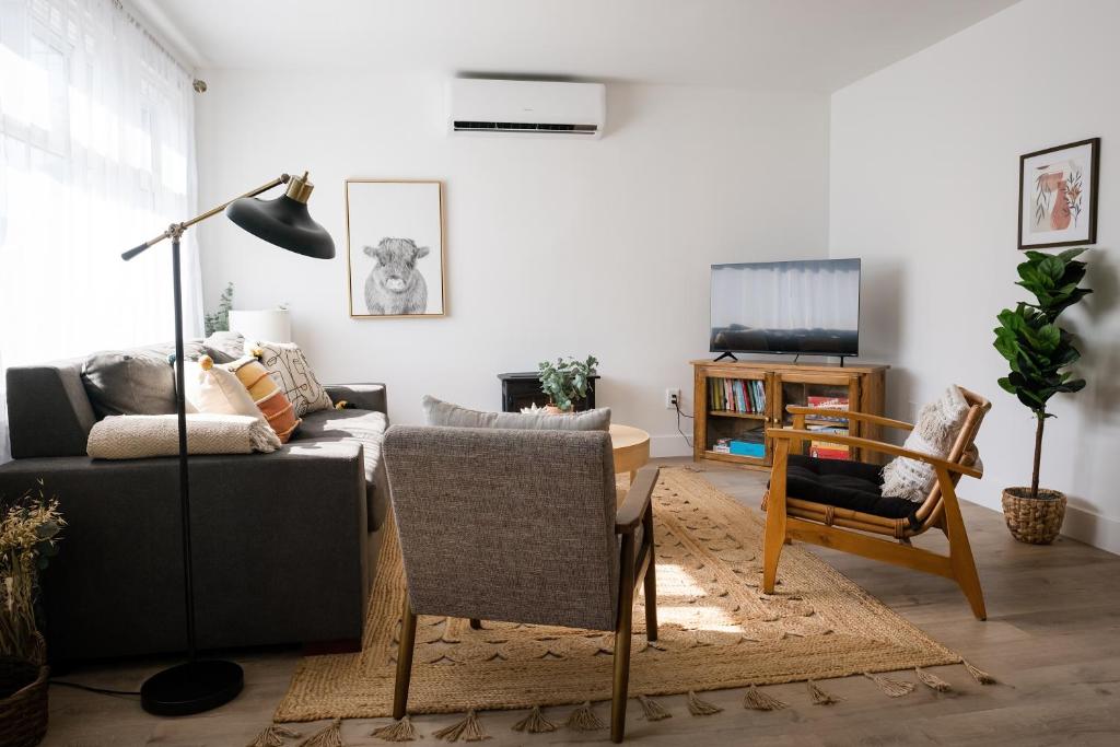 The Darcie House - cozy, pet-friendly home in PEC photo 3
