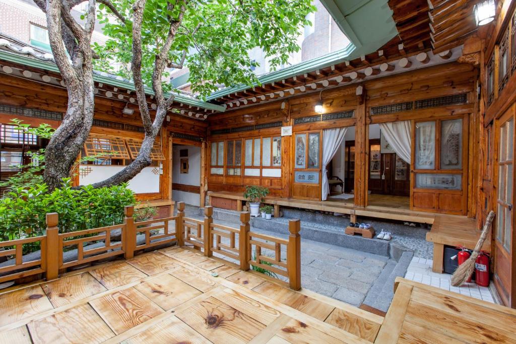 Dongmyo Hanok Sihwadang - Private Korean Style House in the City Center with a Beautiful Garden photo 1