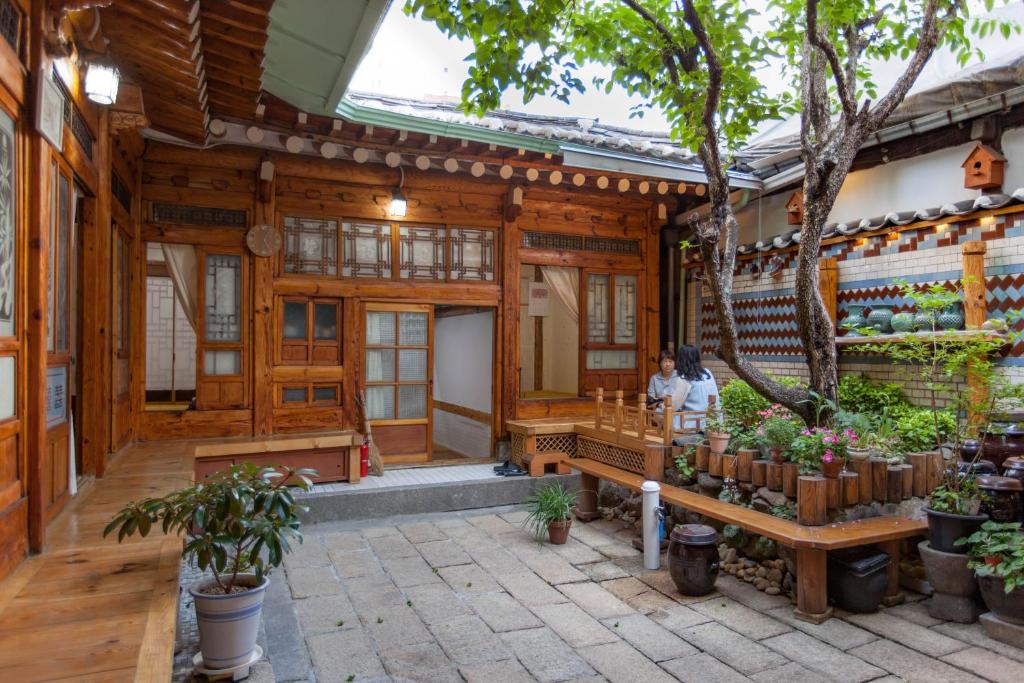 Dongmyo Hanok Sihwadang - Private Korean Style House in the City Center with a Beautiful Garden photo 2