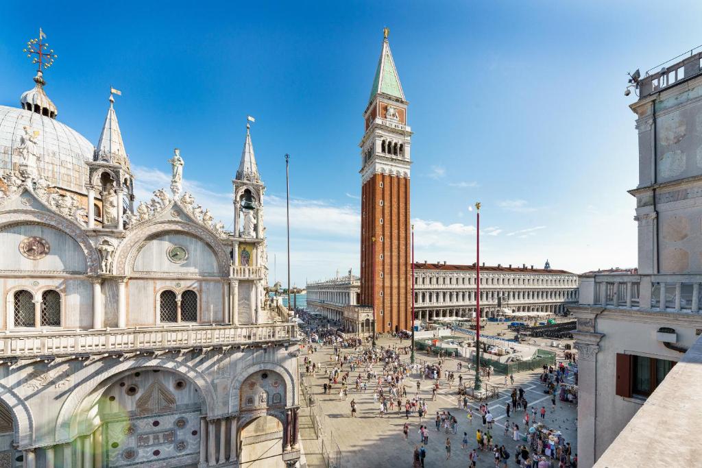 Due Leoni Terrace In St Mark's Square - Tap to explore photos