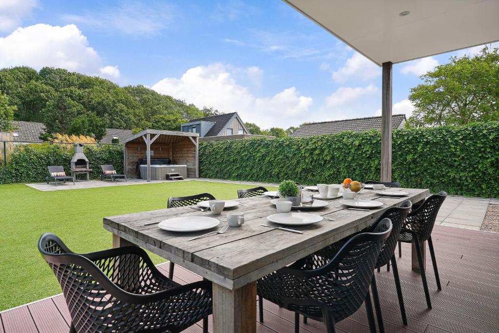 Villa Mastlo 2x 10 persons Ouddorp large garden, 1500 meters to the dunes and beach with 2 jacuzzi's - EXTRA COSTS APPLICABLE - not for companies photo 2