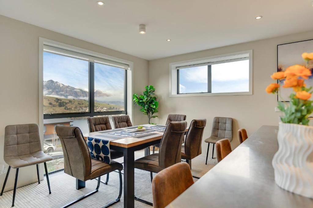 Queenstown Lake and Mountain View Retreat Free Wifi Free Street Parking photo 1