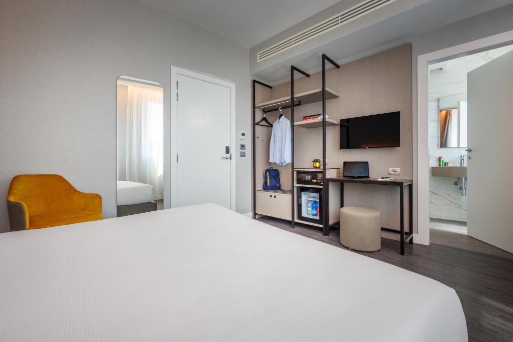IH Hotels Milano Centrale - Tap to explore photos
