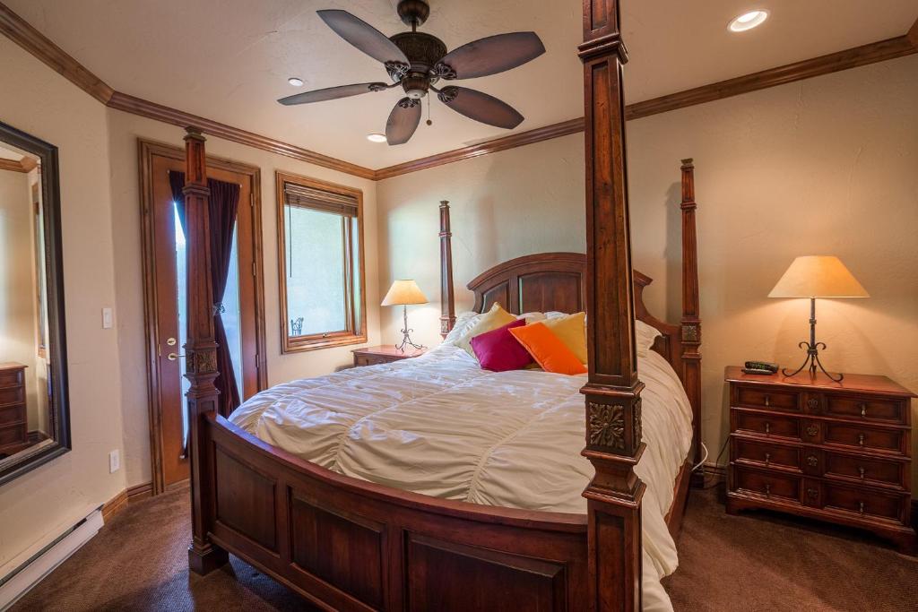 Strawberry Park True Ski In Ski Out by Vail Realty photo 1