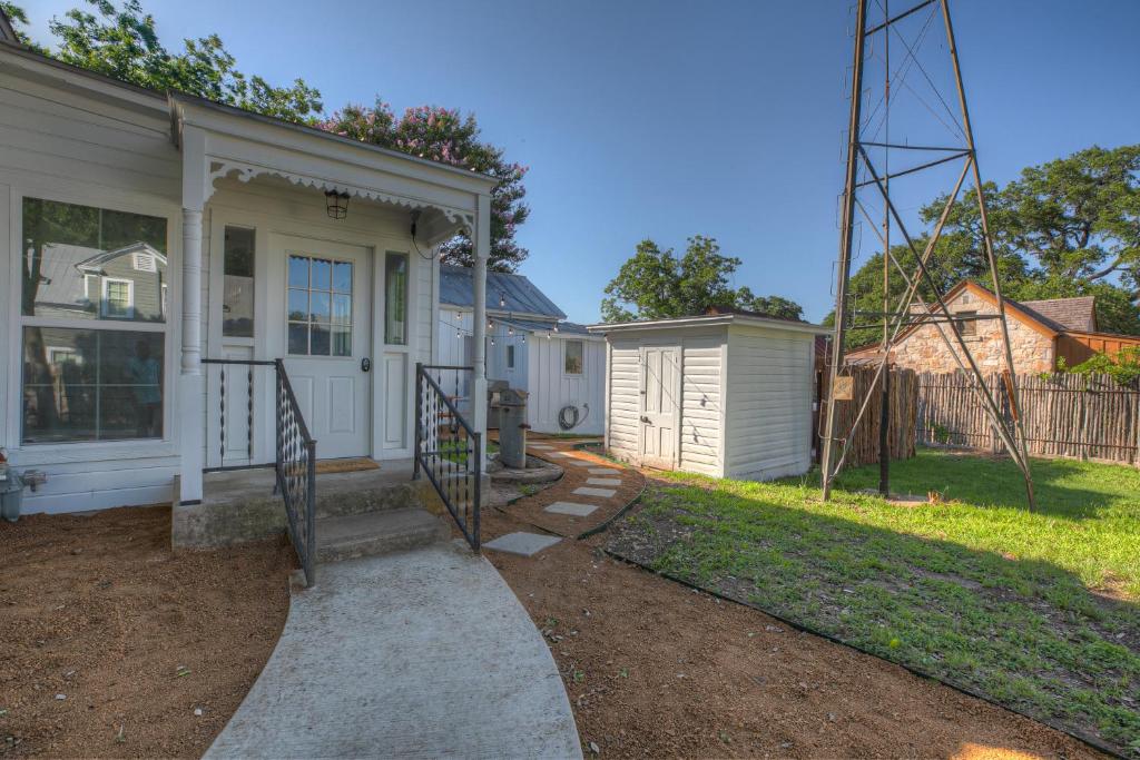 Stunning Home With Hot Tub & Grill Just 2 Blks From Main St! image