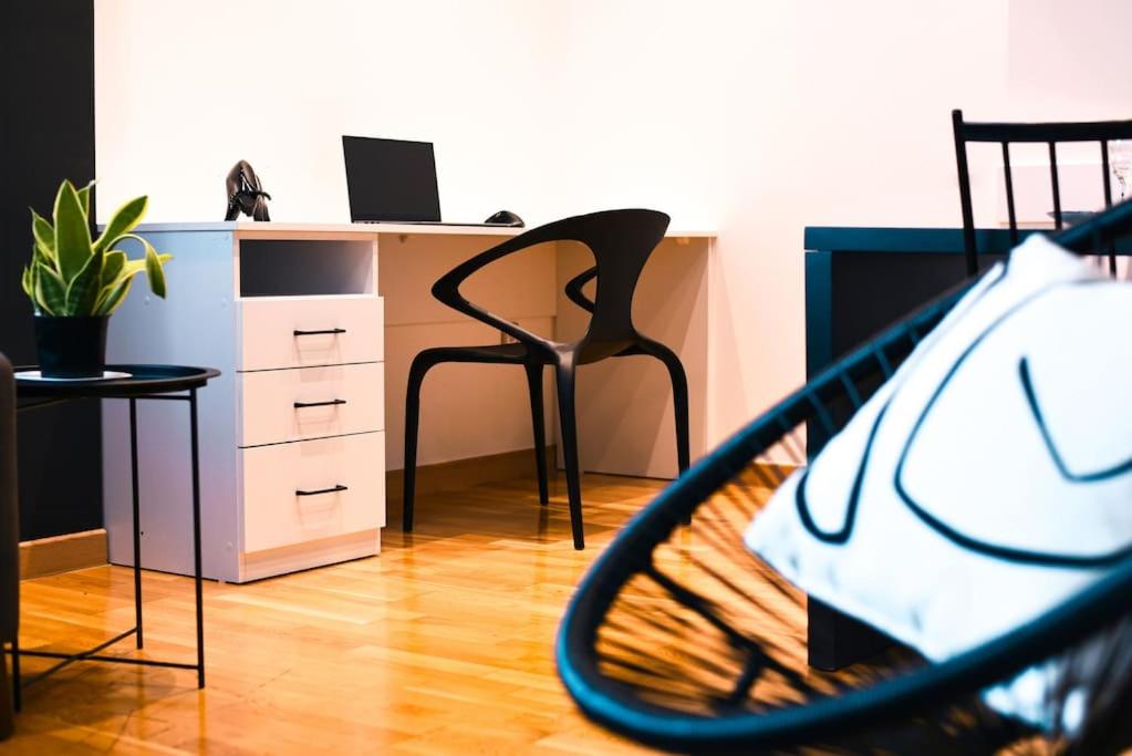 Monochromatic Apartment photo 3