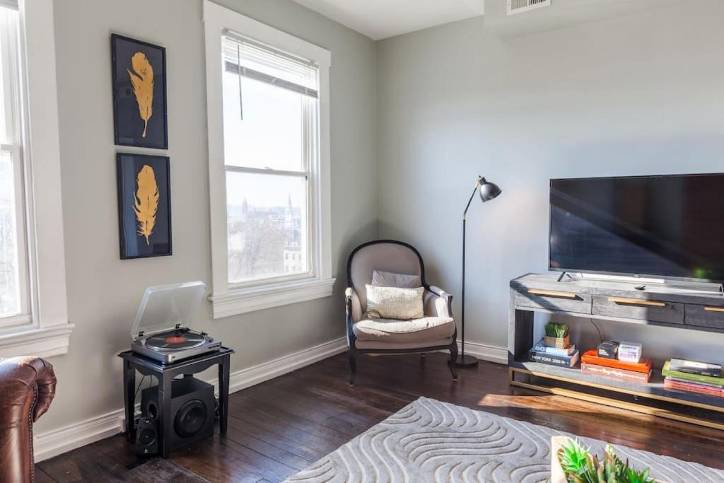 OTR Penthouse Walk Everywhere FREE Parking photo 3
