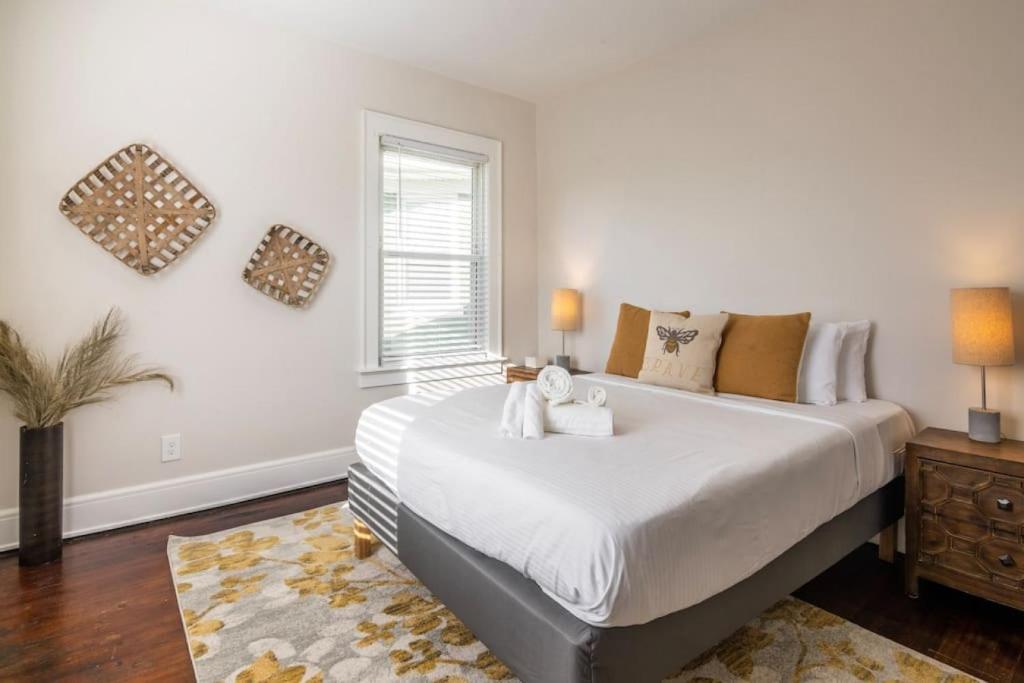 Deluxe 6 Bedroom 3 Min to Downtown w 2-car Driveway, Cincinnati