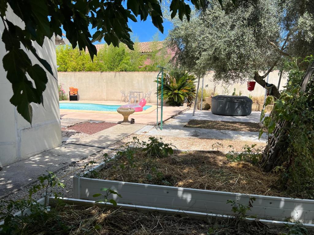 Maison 1975, fleurie, accès piscine au calme photo 1