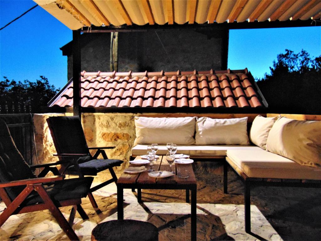STONE VILLA-MILAN Pool Sea View Lounge Room photo 4