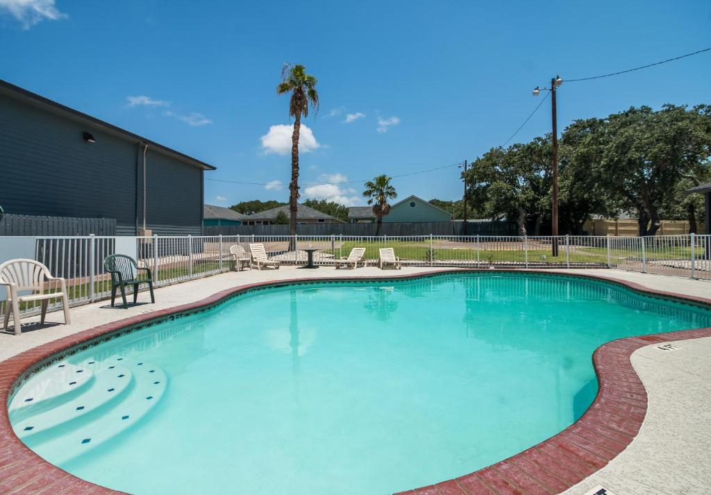 Econo Lodge Inn & Suites Fulton - Rockport photo 3