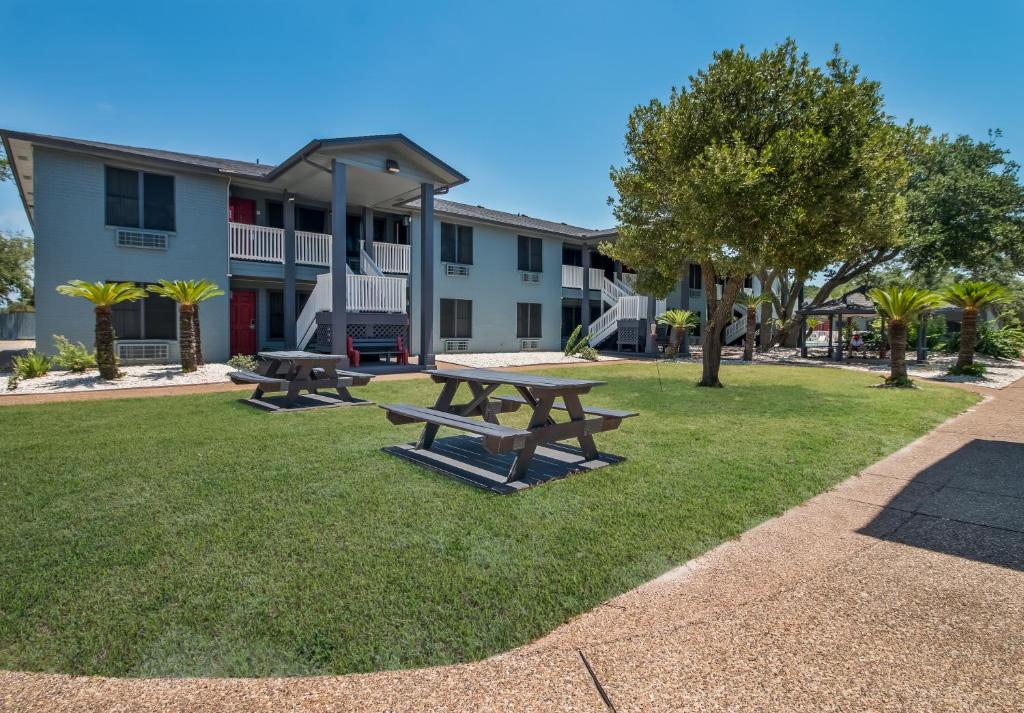 Econo Lodge Inn & Suites Fulton - Rockport image