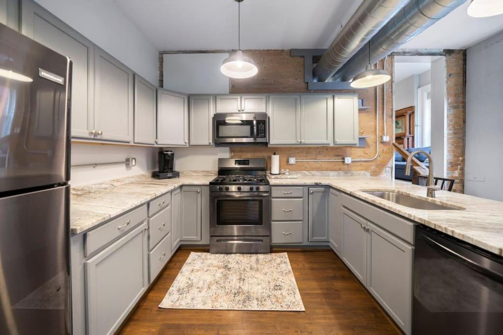 City Escape 2BR Steps to TQL near OTR and Downtown photo 3