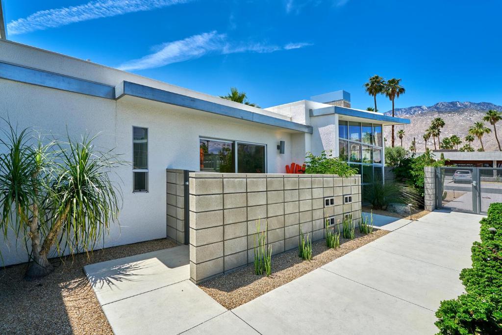 Stunning Palm Springs 2 Bedroom Condo photo 2