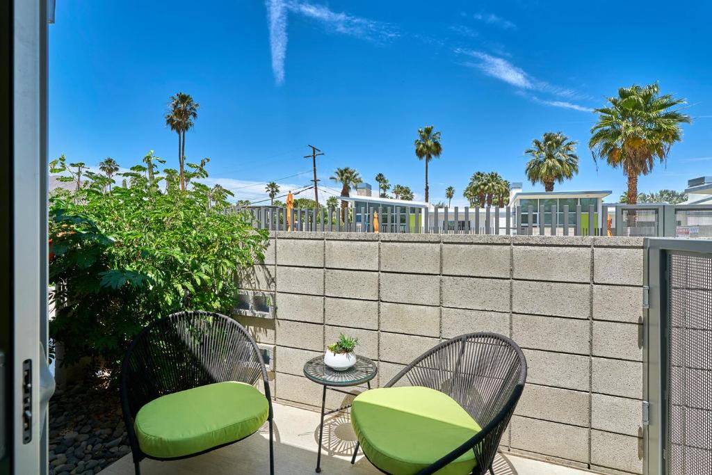 Stunning Palm Springs 2 Bedroom Condo photo 4