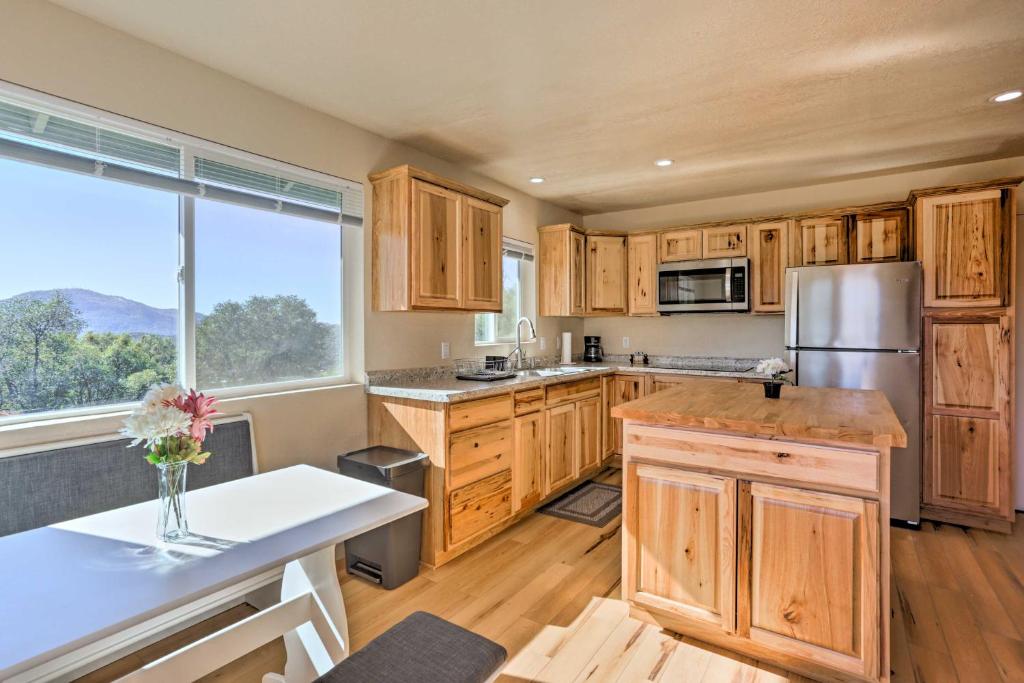 Oakhurst Duplex about 13 Mi to Yosemite National Park!