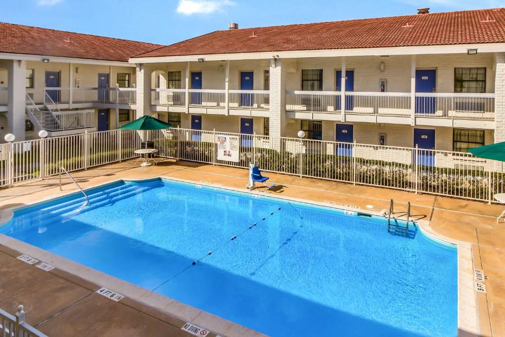 Motel 6-Baytown, TX - Garth Rd photo 1