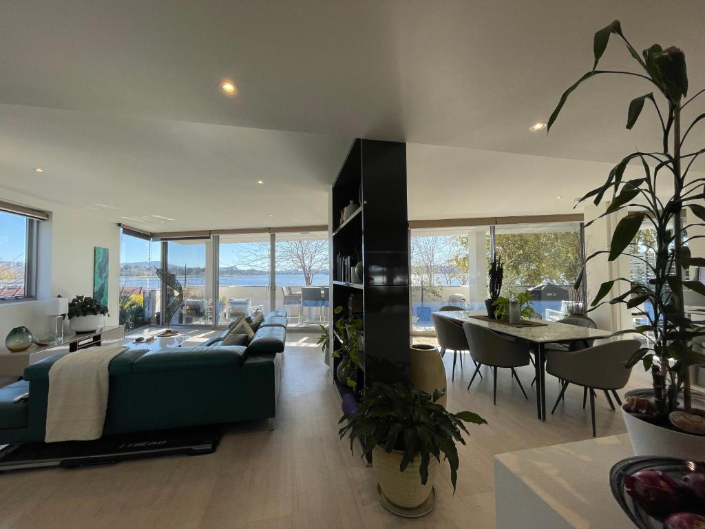 Lakeview Luxe - EV charger, Pool, Gym, Location +
