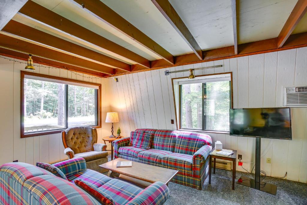 Charming Crystal Mountain Cabin with Cozy Fireplace photo 1