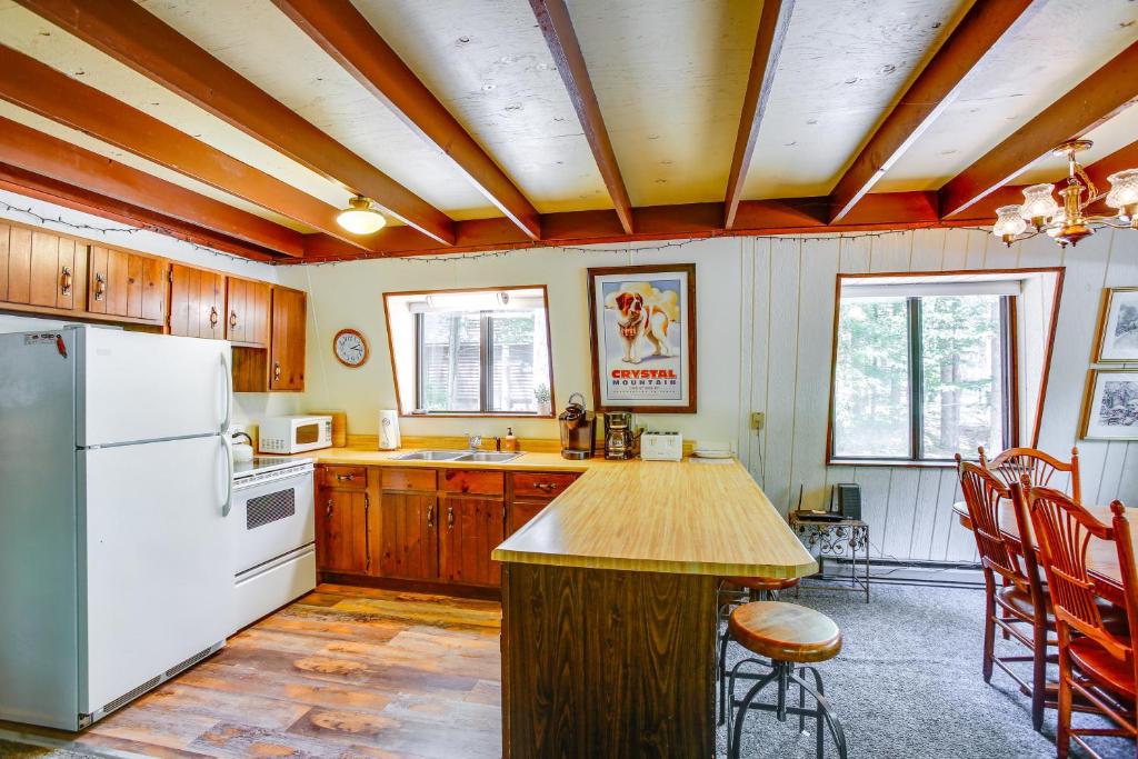 Charming Crystal Mountain Cabin with Cozy Fireplace photo 2