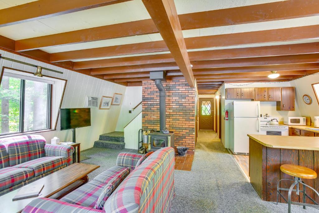 Charming Crystal Mountain Cabin with Cozy Fireplace photo 3