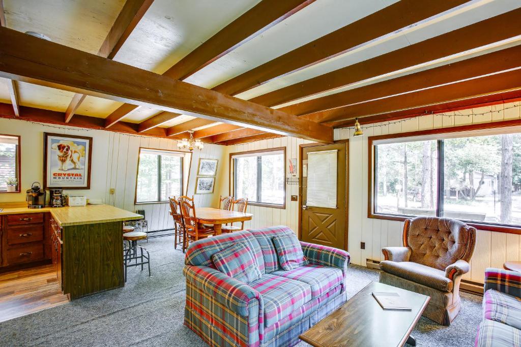 Charming Crystal Mountain Cabin with Cozy Fireplace photo 4