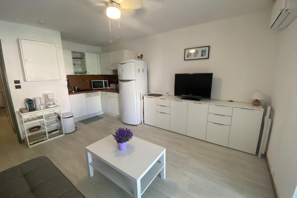 Cozy nest with terrace near the sea photo 3
