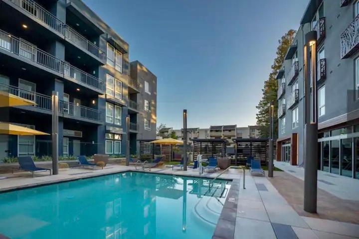 Luxury Condo Fully Furnished Pool, Gym and Hot Tub photo 2