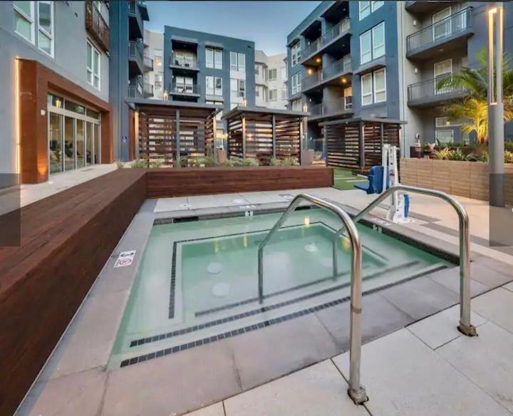 Luxury Condo Fully Furnished Pool, Gym and Hot Tub photo 1