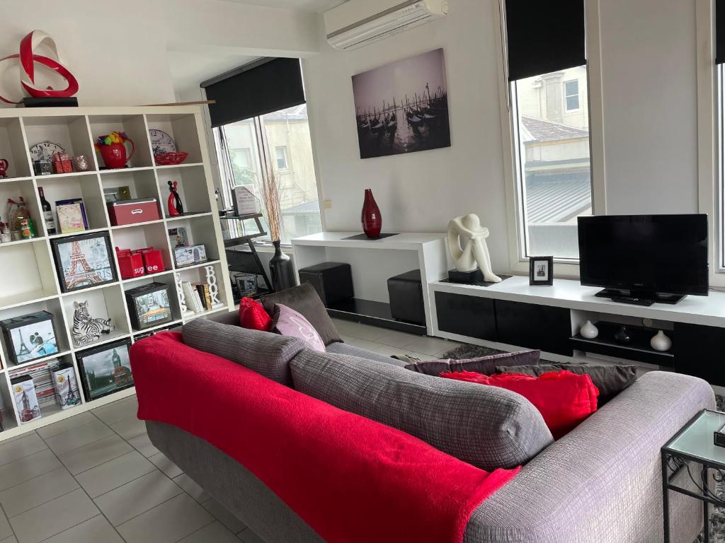 Chic Fitzroy Street Apartment photo 1
